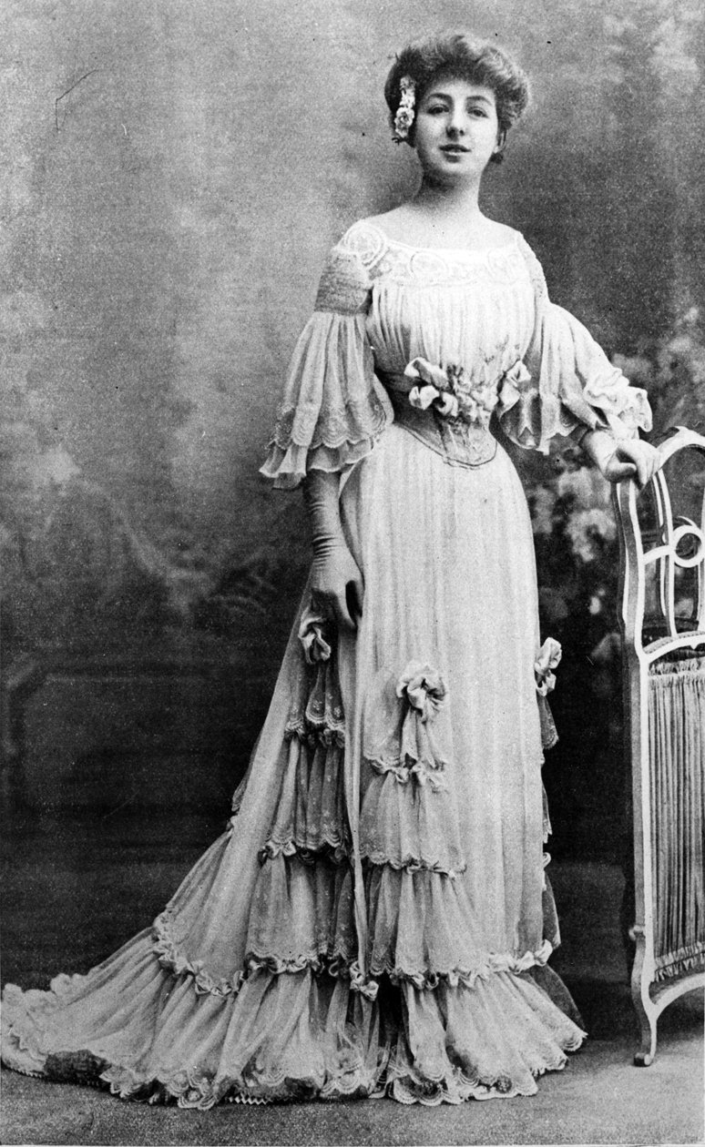 1903年雅克·杜塞特（Jacques Doucet）的装扮里奥尼尔小姐（MademoiselleRégnier） 作者 法国摄影师