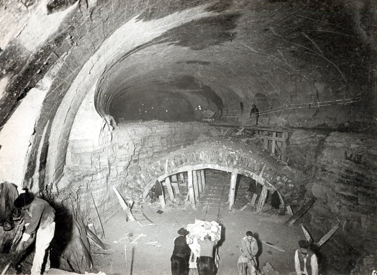 1906年5月7日，Ligne 5号在Gare du Nord地铁站的Place de Roubaix修建隧道 作者 法国摄影师
