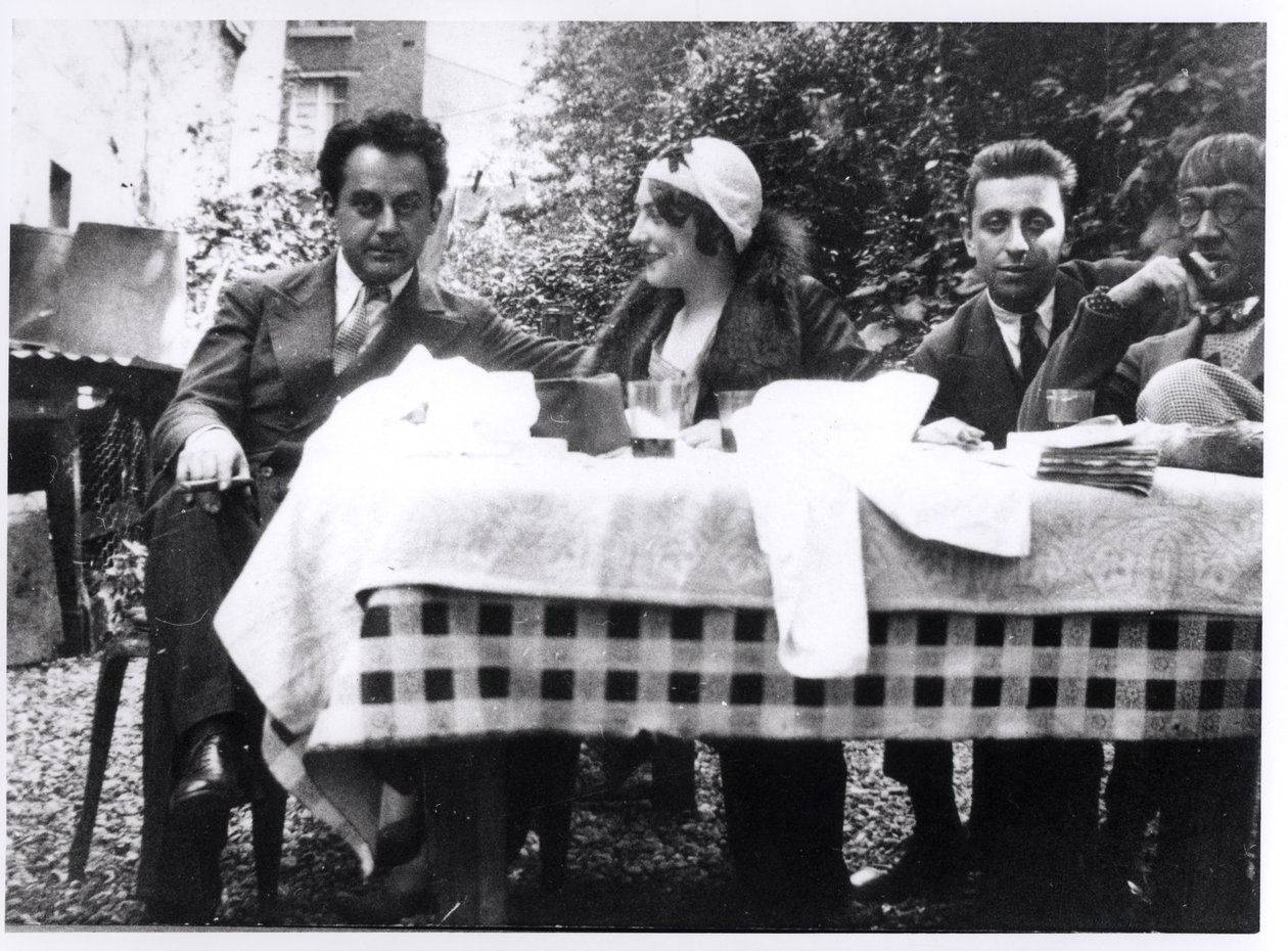Man Ray（1890-1976）Madeline Ansbach，Robert Desnos（1900-45）和Leonard Foujita（1886-1968）c.1930 作者 法国摄影师