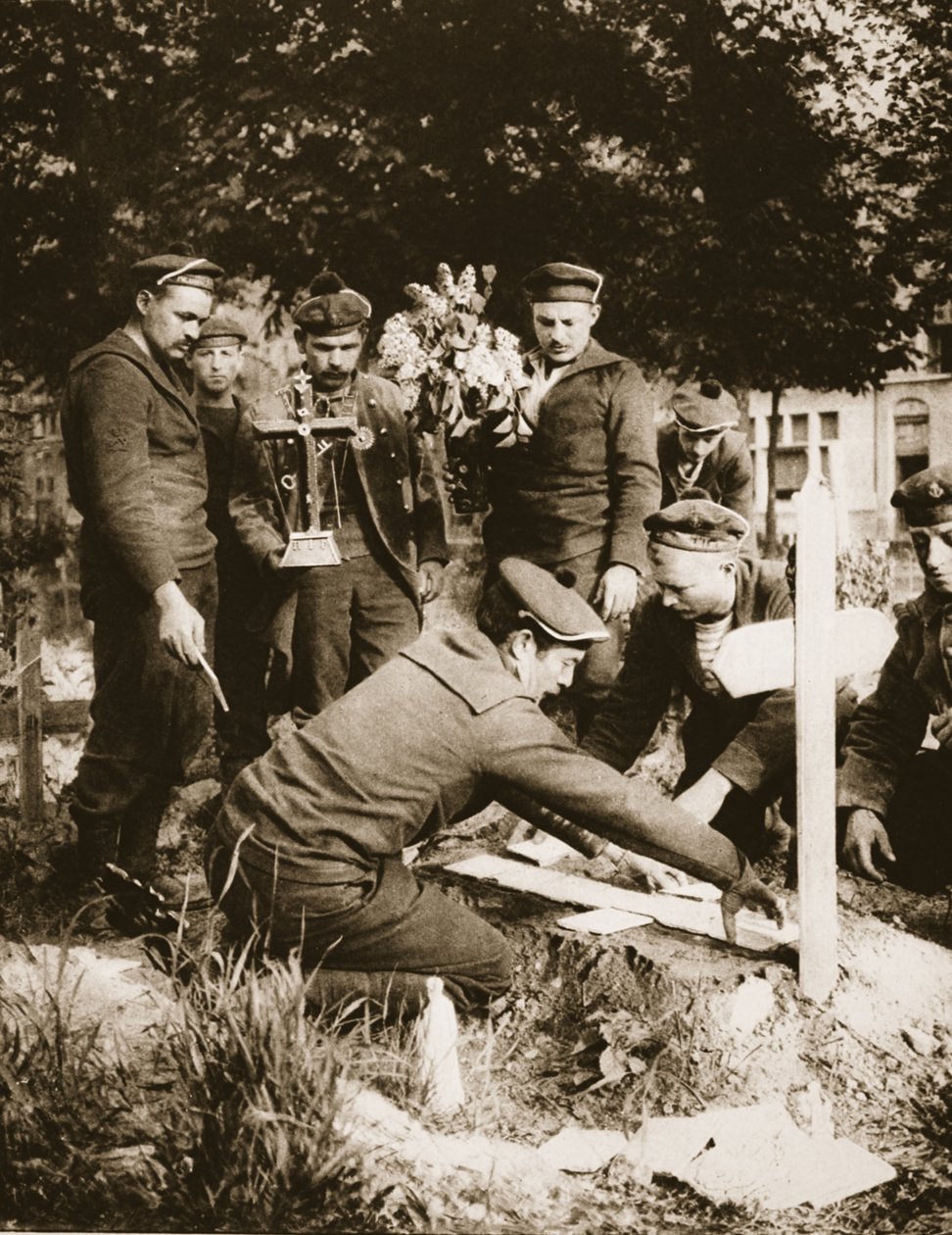 海洋步枪兵在1915年的Nieuport公墓装饰坟墓（棕褐色照片） 作者 法国摄影师