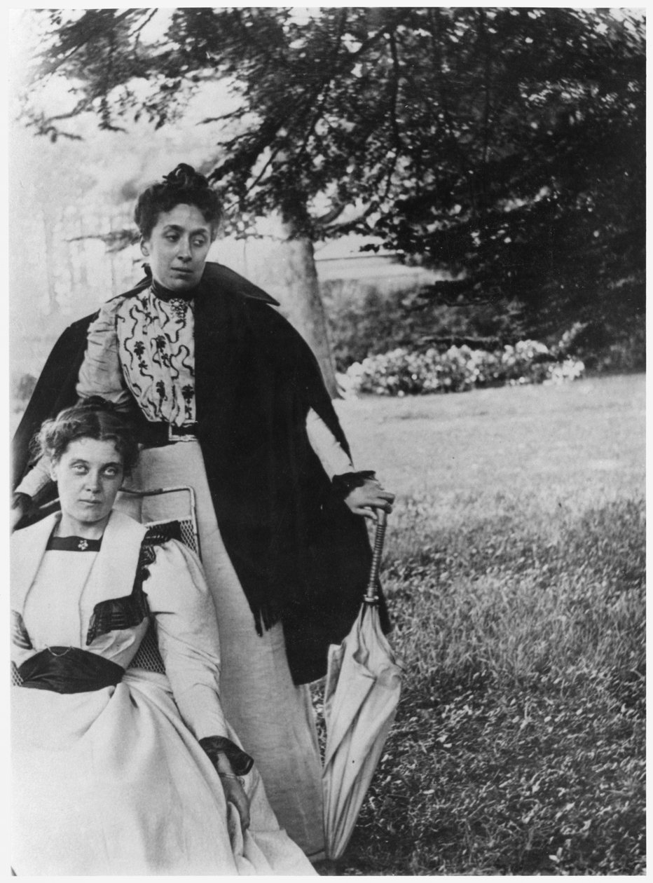 Mathilde Roberty和Madeleine Gide，Cuverville花园，c.1896 作者 法国摄影师