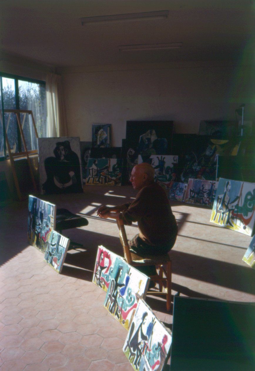Pablo Picasso（1881-1973）在他的工作室里被他的Le peintre et son modele系列所包围 作者 法国摄影师