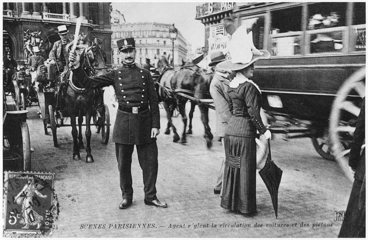 明信片描绘一名警察在1914年之前指挥巴黎的交通 作者 法国摄影师