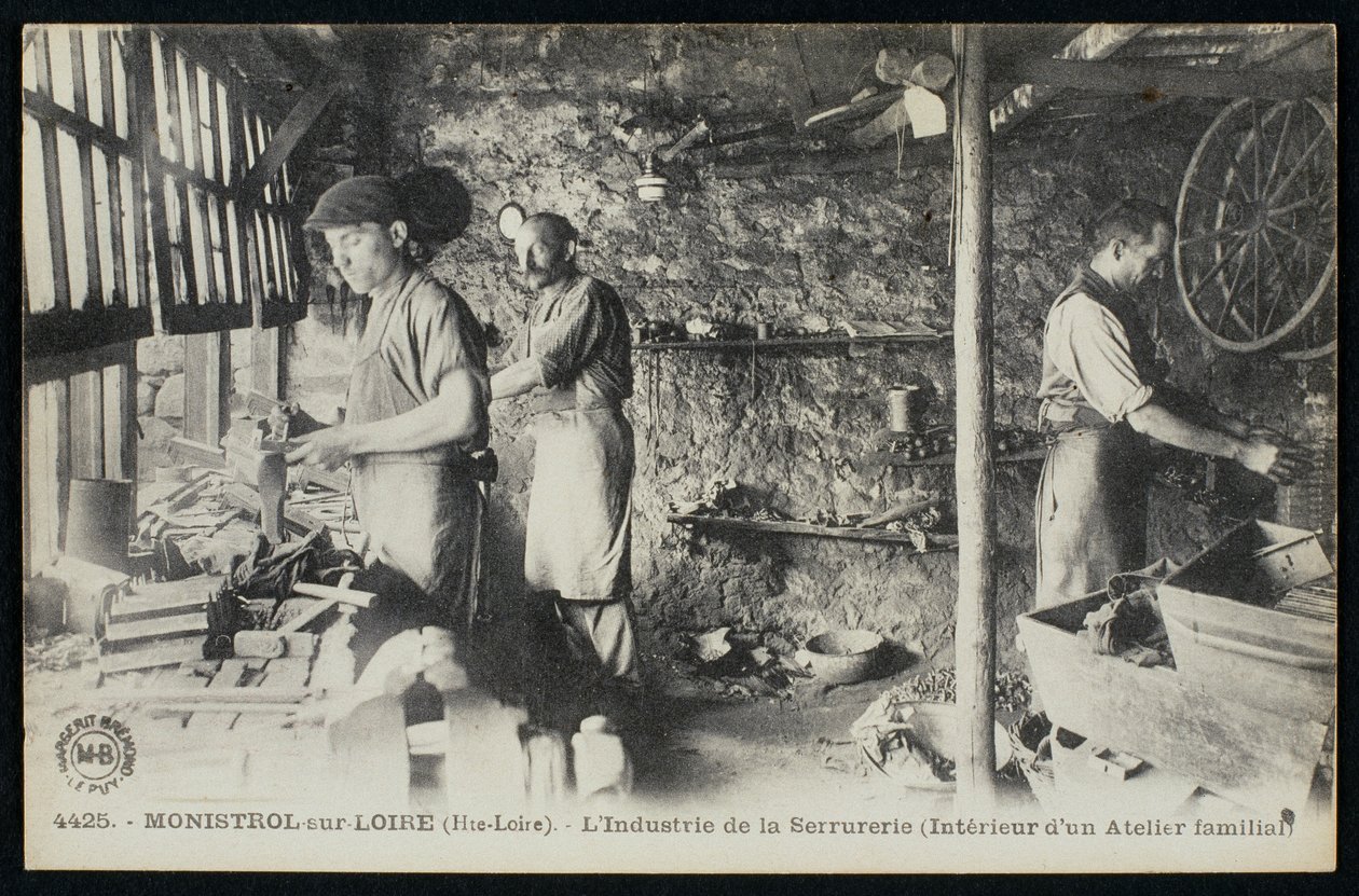 明信片描绘了Monistrol sur Loire，Le Puy-en-Velay，c.1900的锁匠工作坊 作者 法国摄影师