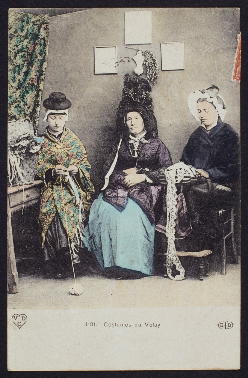 描绘Velay服装的明信片，c.1900（彩色bw照片） 作者 法国摄影师