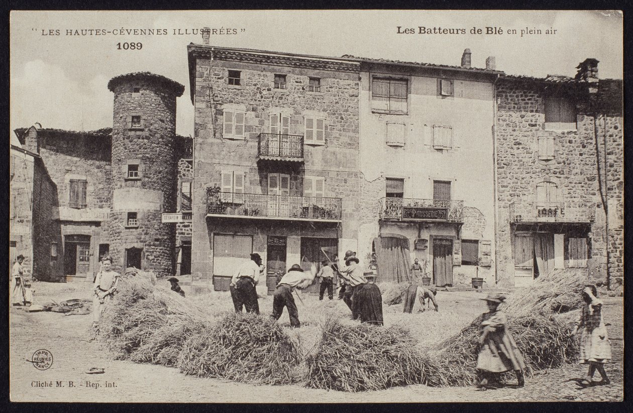 描述玉米脱粒机的明信片在塞文山脉，c.1900 作者 法国摄影师