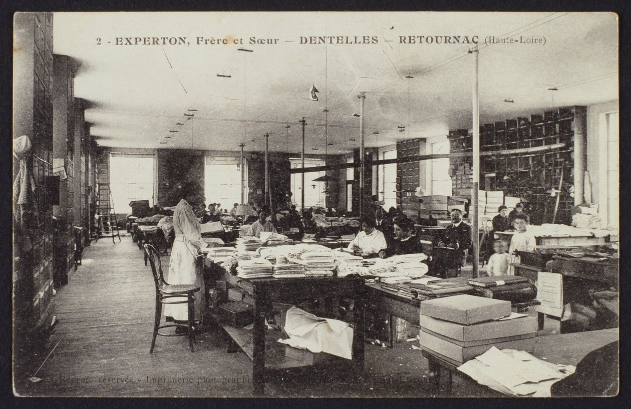 明信片描绘了蕾丝制造商Experton，Frere et Soeur，在Retournac，c.1900 作者 法国摄影师