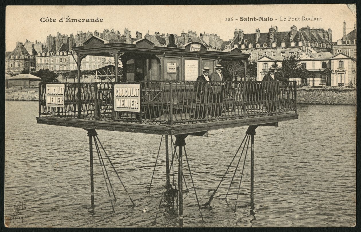 在圣马洛，c.1900（photolitho）在涨潮时描绘移动桥的明信片 作者 法国摄影师