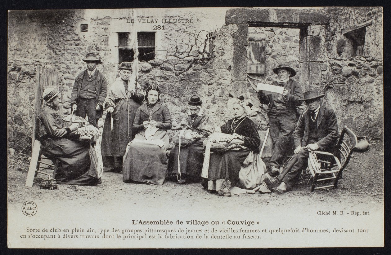 描绘村民会议的明信片或Couvige，Le Puy-en-Velay，c.1900 作者 法国摄影师