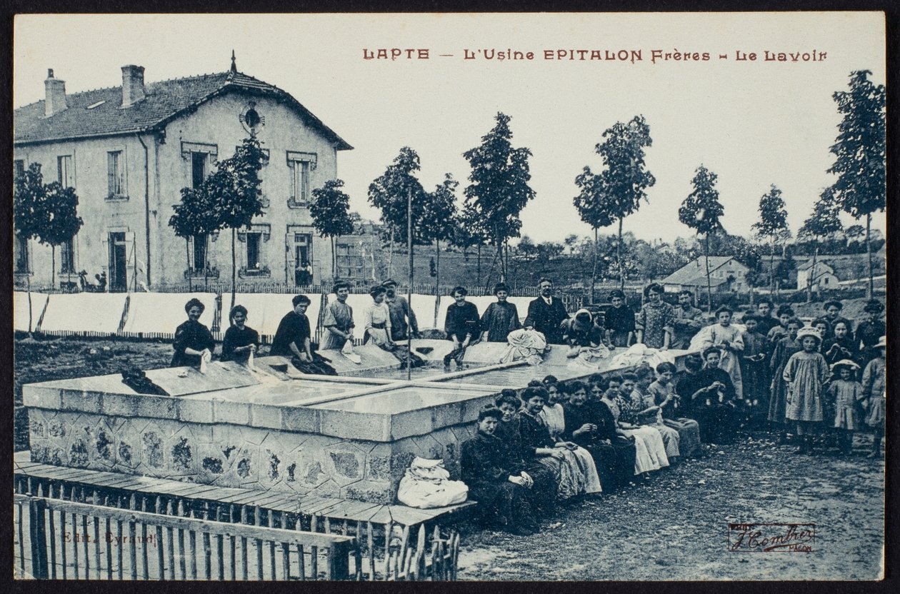 明信片描绘工厂Epitalon Freres工厂的洗涤地点在Lapte，Haute-Loire，c.1900 作者 法国摄影师