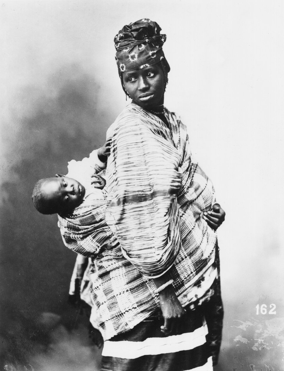 塞内加尔母亲和儿童，c.1900 作者 法国摄影师