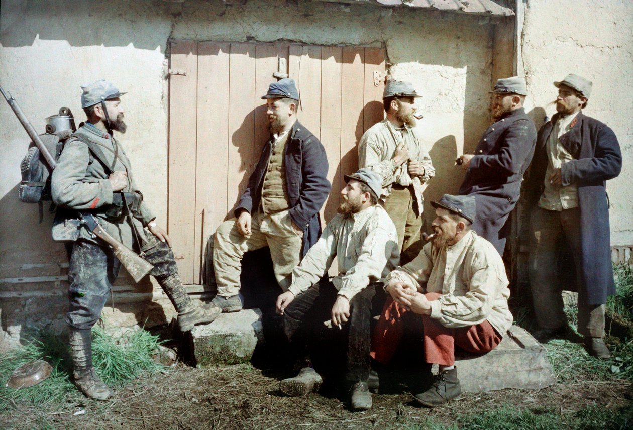 七名法国士兵在一幢建筑物前面，一人拿着他的枪和装备，法国，c.1914-18（autochrome） 作者 法国摄影师