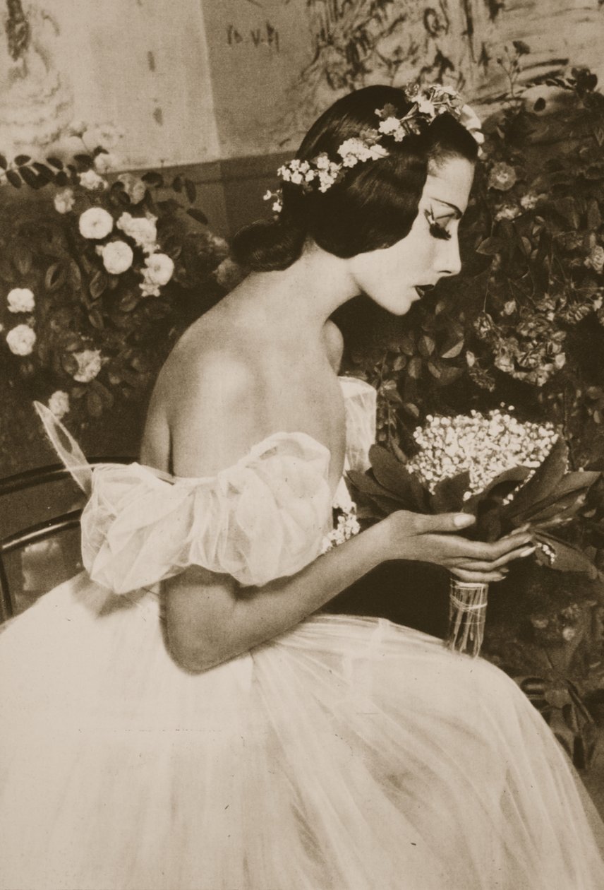 Tamara Toumanova，来自Les Sylphides，来自Grand Ballet de Monte-Carlo，1949年（照相凹版） 作者 法国摄影师