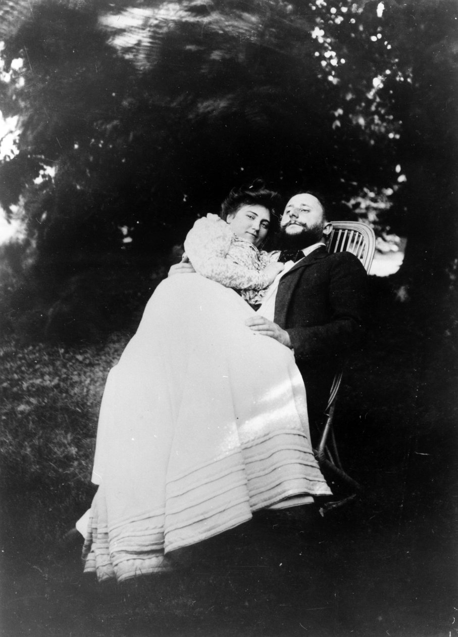 ThadéeNatanson和他的妻子Misia Godebska在他们乡村的花园里，Le Relais，1899年 作者 法国摄影师