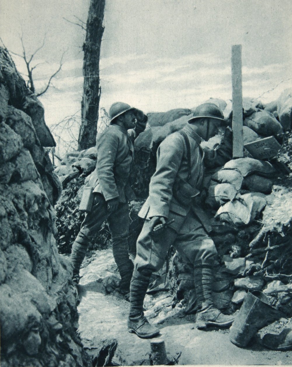 法国阵线：在投掷前通过潜望镜观察敌人的战壕，1917年1月的“图解战争新闻”插图 作者 法国摄影师