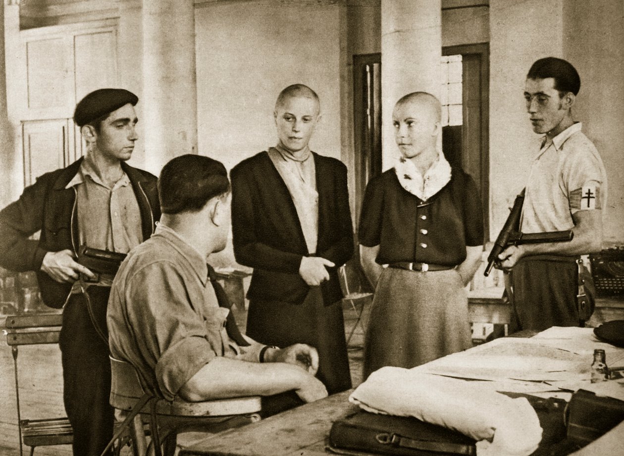 1944年，一个法国小镇的市长审讯了两名被指控与敌人睡觉的妇女 作者 法国摄影师