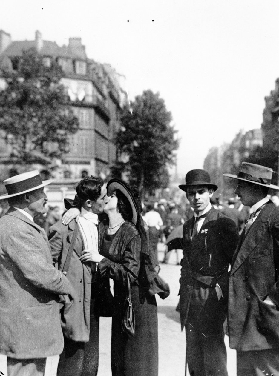 1914年8月10日至20日，在离开战争之前，巴黎Gare de Lyon的最后一次亲吻 作者 法国摄影师