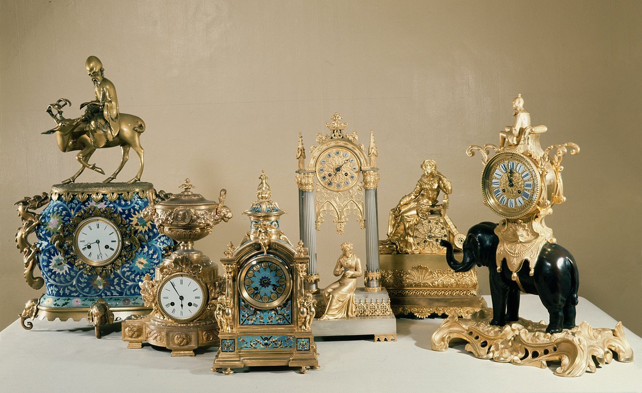 Pendules de Paris系列展示了法国机芯可以安装的各种不同类型的箱子 作者 法语学校