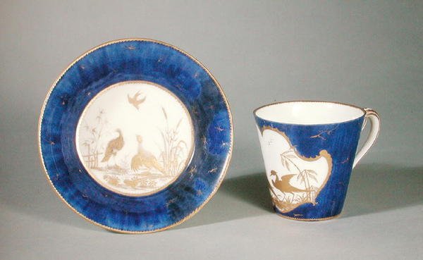 用蓝色背景上的鸟装饰的杯子和碟子，Vincennes车间（瓷器） 作者 法语学校