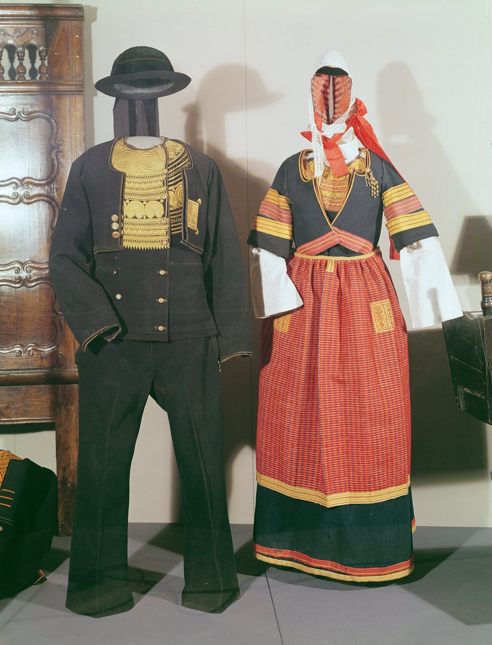 1880年Pont-l&39;Abbe盛宴穿着传统服饰的两个人体模特（混合媒体） 作者 法语学校