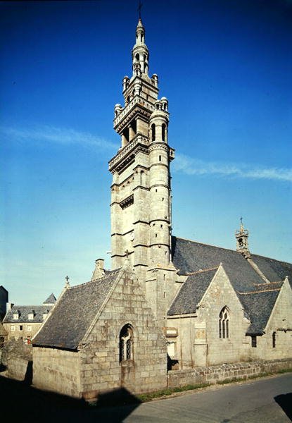 Notre-Dame de Kroaz-Baz教会的belltower的看法，修造了c.1550 作者 法语学校