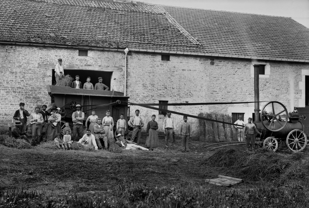 Agricultural workers and the press tied hay boots on a farm near Bourmont in Haute-Marne (Haute Marne), around 1890. Photography. Ducos Collection. 作者 法国摄影师
