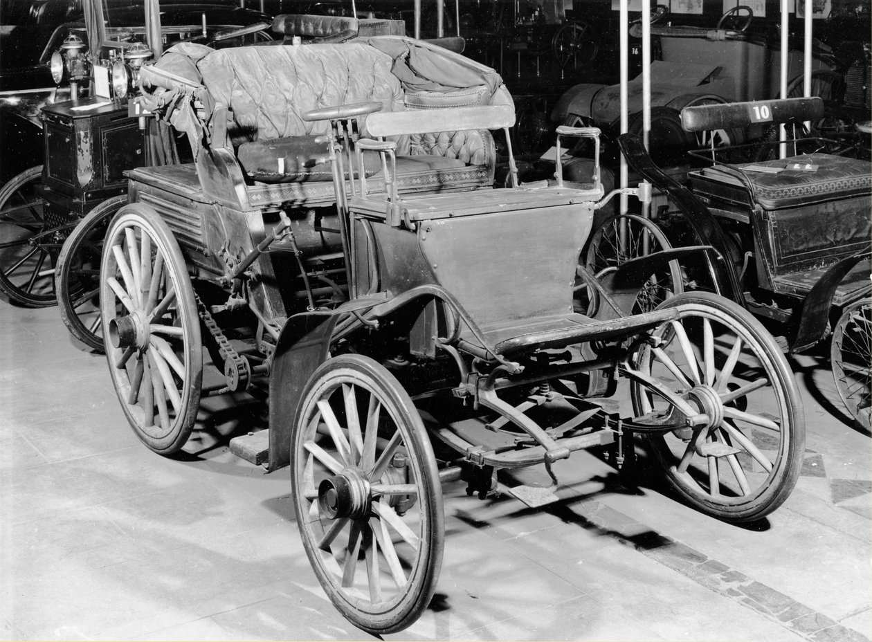 奔驰车，1898年 作者 法国摄影师