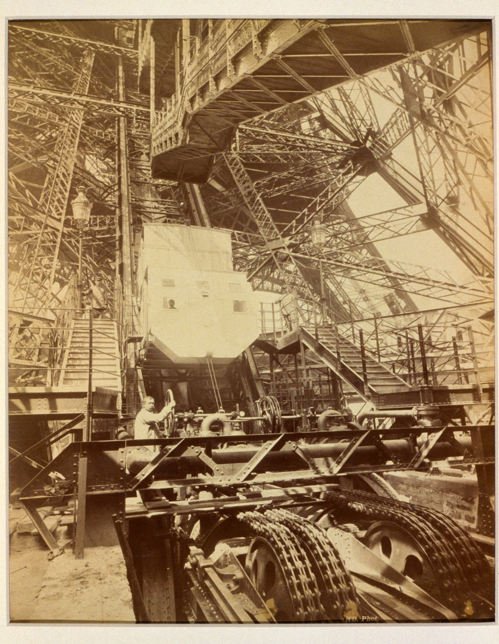 在艾菲尔铁塔上操作升降系统的设备，c.1888 作者 法国摄影师