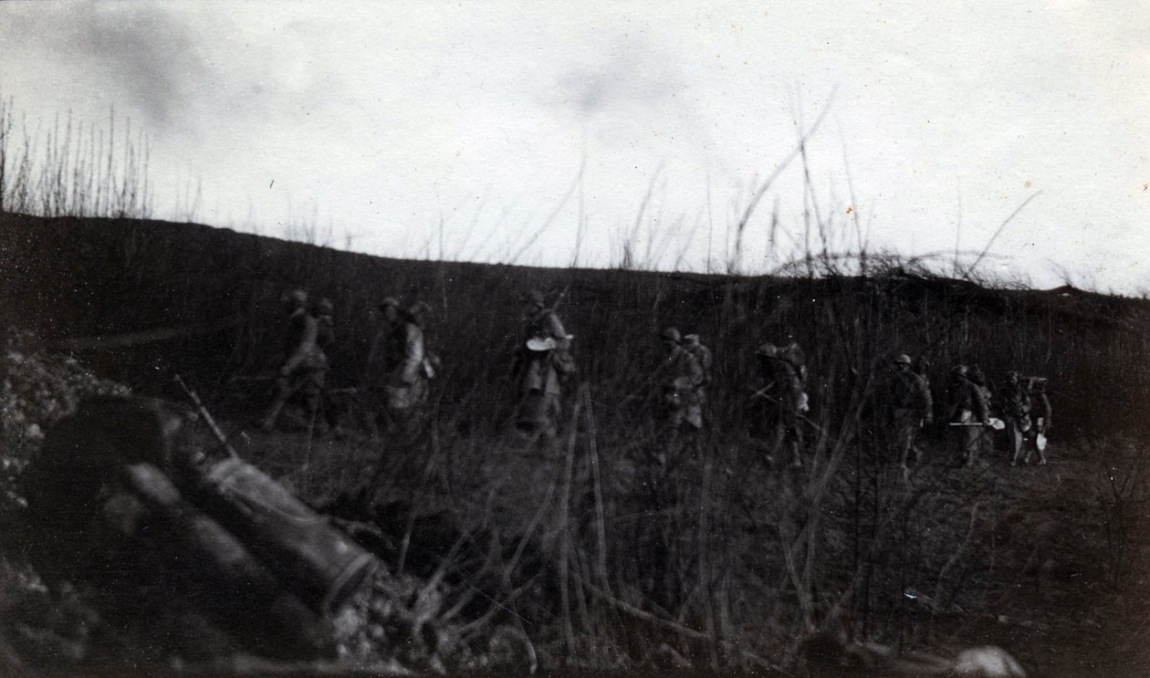 第一次世界大战（1914-1918）：一群士兵在罗库尔（圣昆廷）行进（艾森河）。 作者 法国摄影师