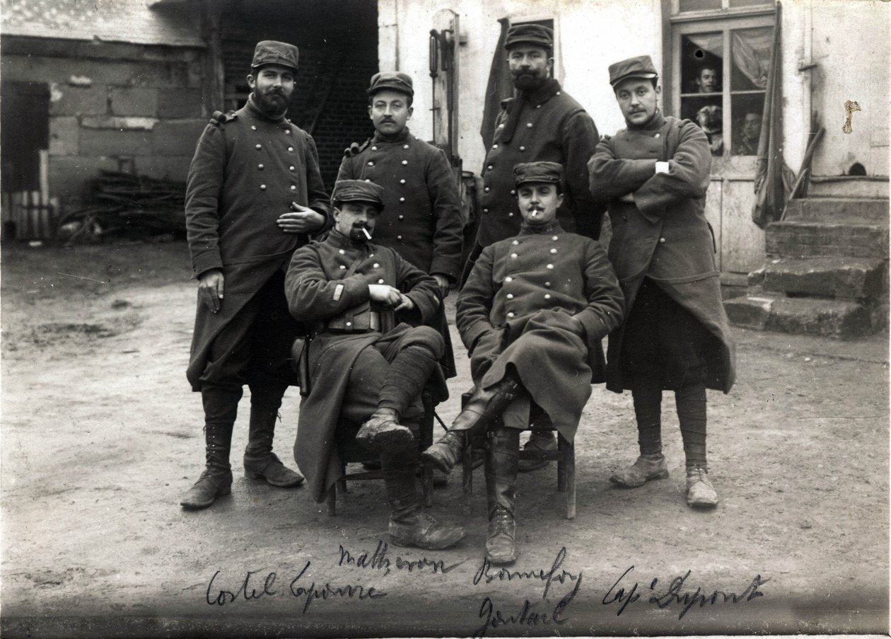 第一次世界大战（1914-1918）：Debenedetti 上校 (?) 农场 Laroque 靠近 Roye sur Matz（Roye-sur-Matz，瓦兹）的电话接线员和秘书。 1915 年 3 月 作者 法国摄影师