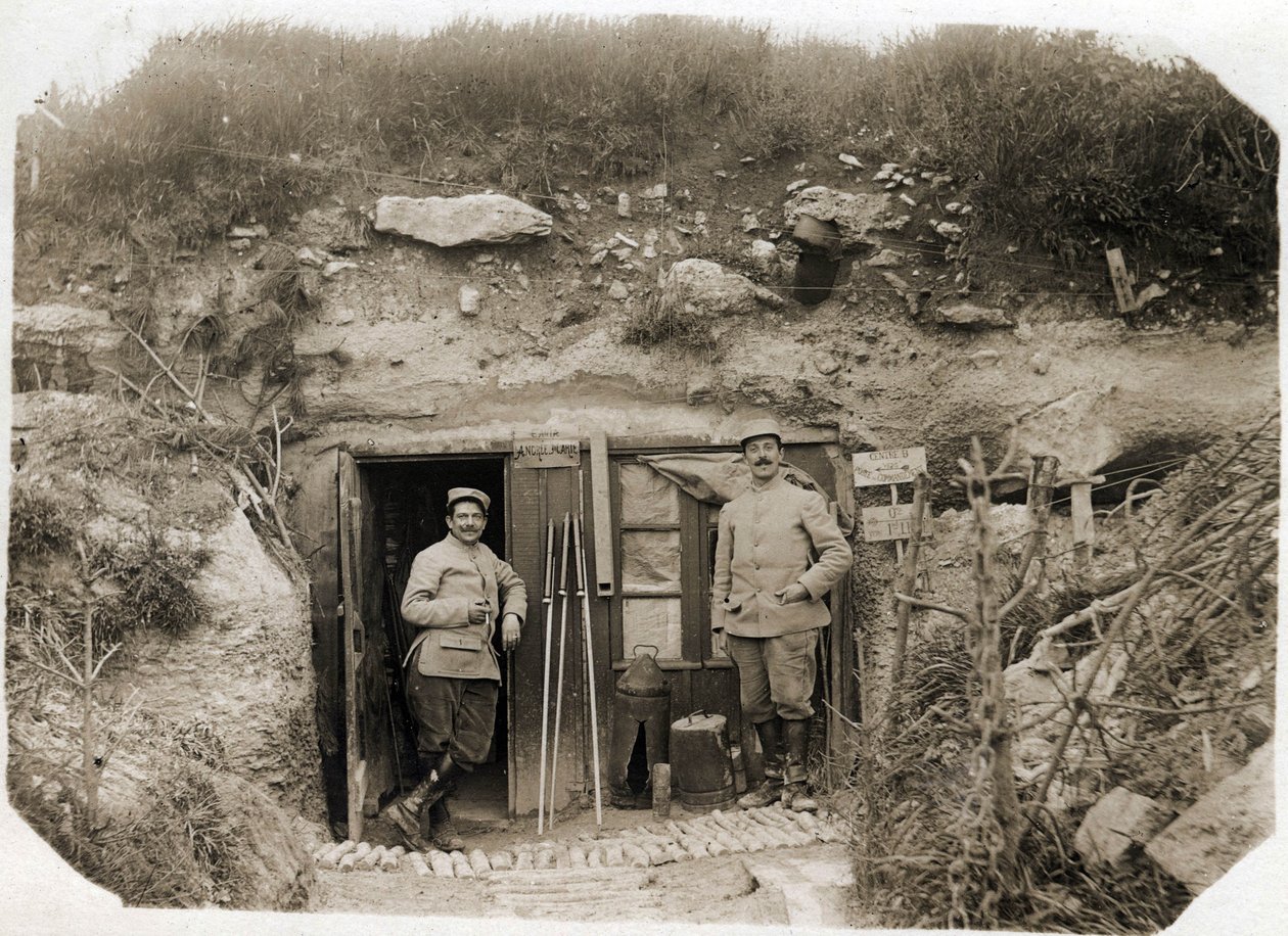 第一次世界大战（1914-1918）：德-贝内代蒂中尉的指挥所，左边是秘书，右边是营部的准尉。他们之间有导火索信号，潜望镜，鱼雷。05/1916 作者 法国摄影师