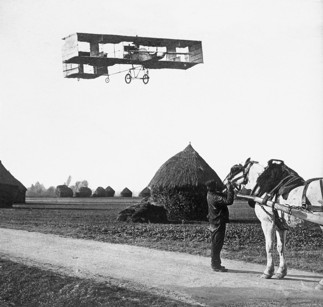 Henri Farman（1874-1958）从Chalons飞往兰斯，1908年 作者 法国摄影师
