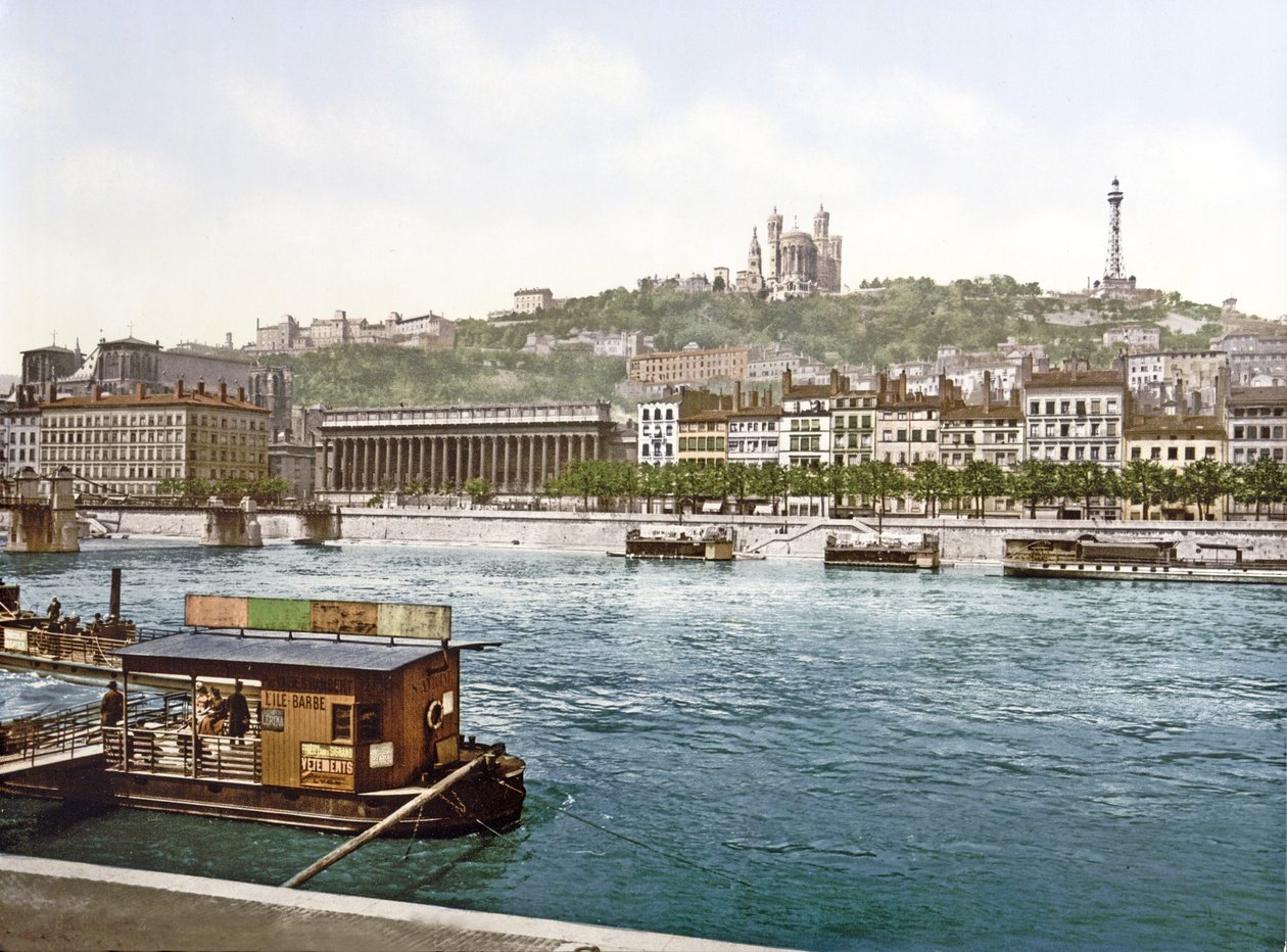 Fourvière来自St. Antoine Quay，里昂，酒吧。 c.1900 作者 法国摄影师