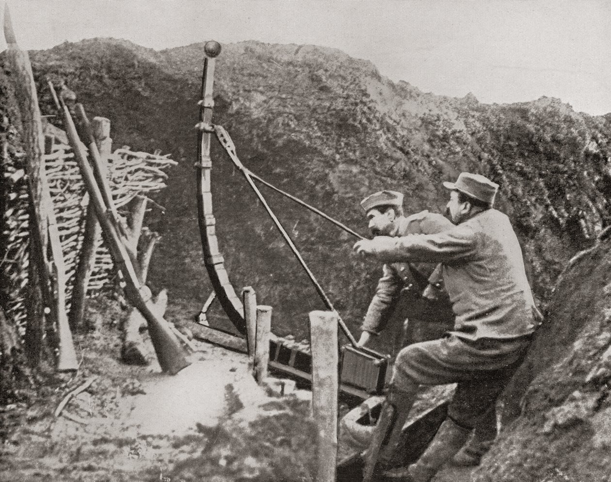 1915年，“战争新闻报”中的法国士兵在第一次世界大战期间使用弹射器投掷炸弹 作者 法国摄影师