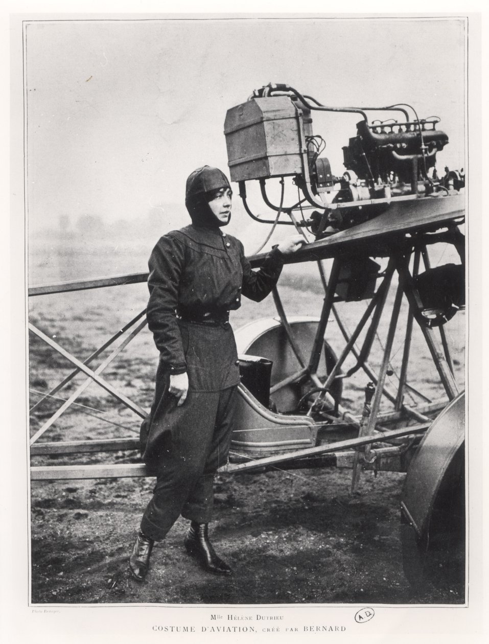 Helene Dutrieu（1877-1961）站在一架飞机旁，1914年之前 作者 法国摄影师
