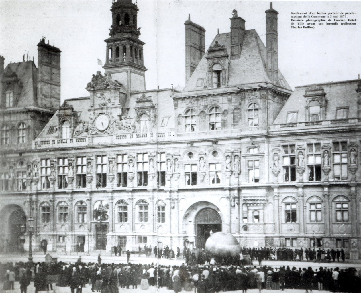 1871年5月3日在巴黎的Hotel de Ville酒店外面附上公社的宣言，为气球充气 作者 法国摄影师