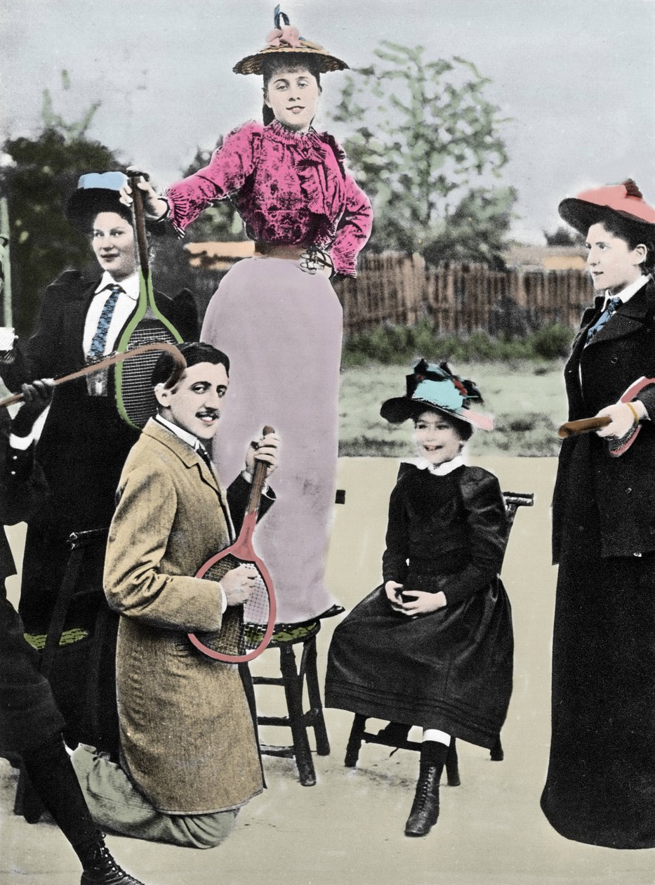 法国作家马塞尔·普鲁斯特（Marcel Proust），1892年在巴黎比诺（Bineau）网球大道上，一群年轻女子在网球拍上弹吉他 作者 法国摄影师