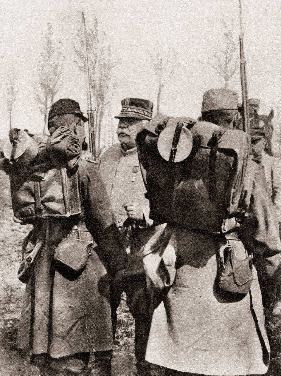 1915年，“图画战争新闻”中的元帅约瑟夫雅克塞塞尔Joffre检查了他的部队 作者 法国摄影师