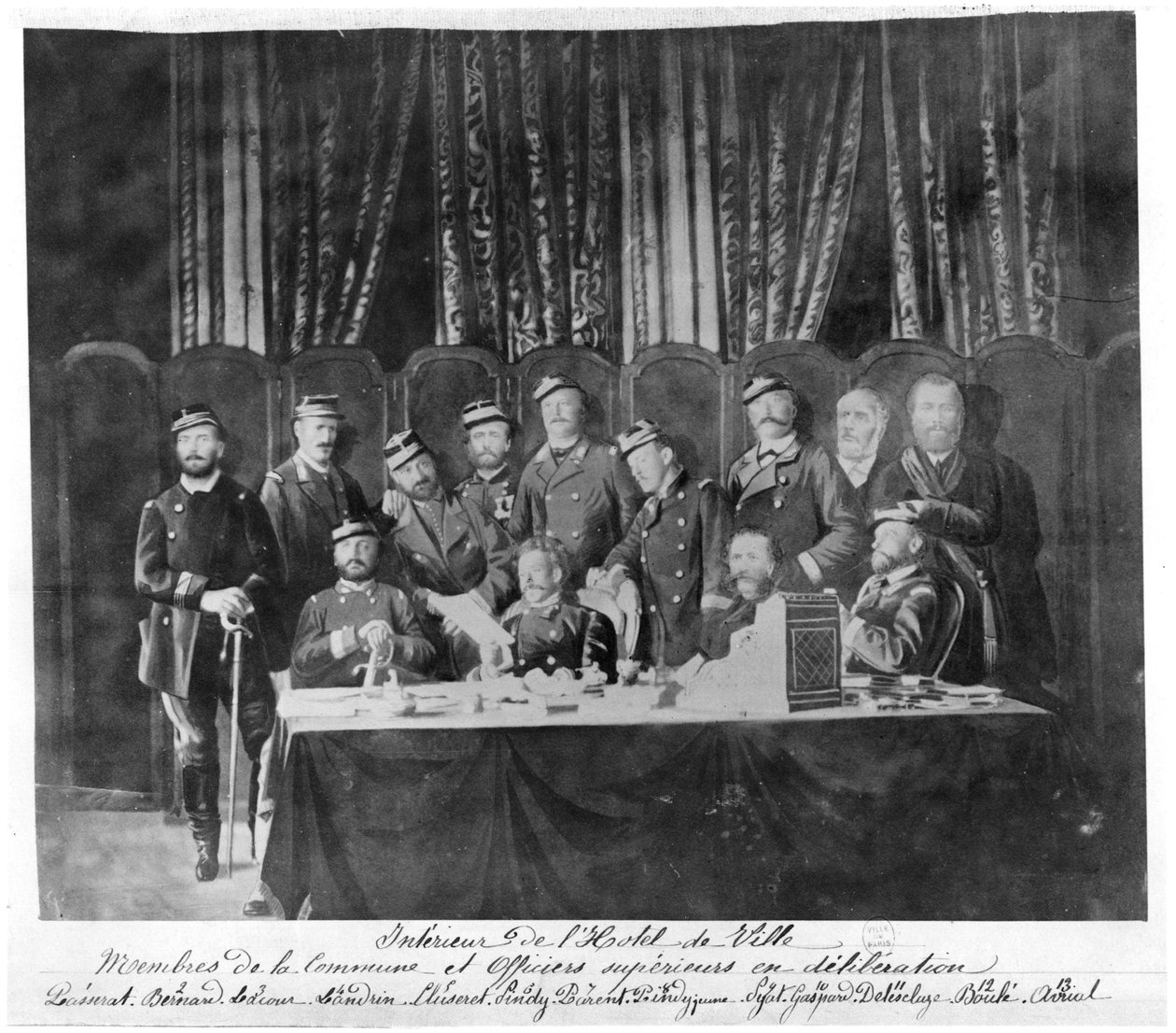 巴黎的Hotel de Ville公社的成员和1871年的现场官员审议 作者 法国摄影师