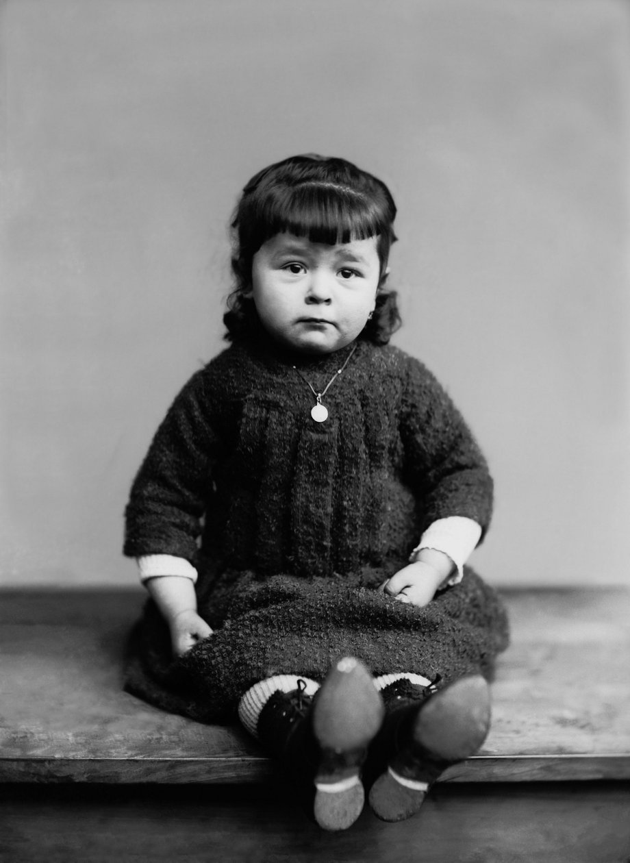 来自上马恩省布尔蒙特的一个小女孩的肖像，她戴着洗礼奖章。 19 世纪后期的摄影。 Ducos 收藏。 作者 法国摄影师