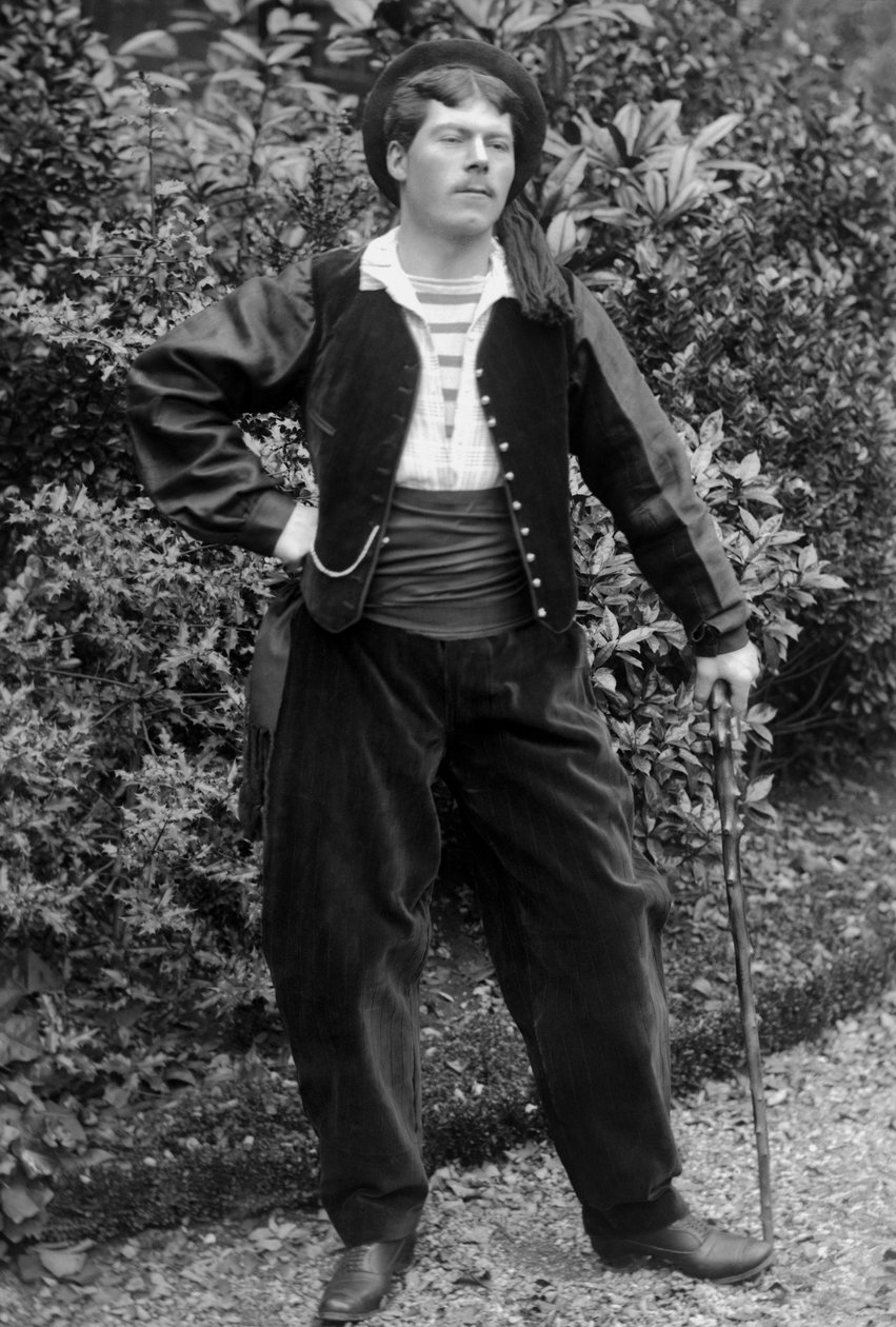 Portrait of a young costume man, Bourmont region in Haute-Marne (Haute Marne), circa 1880. Photography. Ducos Collection. 作者 法国摄影师