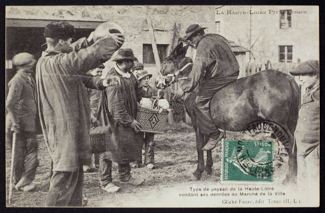 描述在Haute-Loire的一位农夫的明信片在市场上卖食物，c.1900 作者 法国摄影师