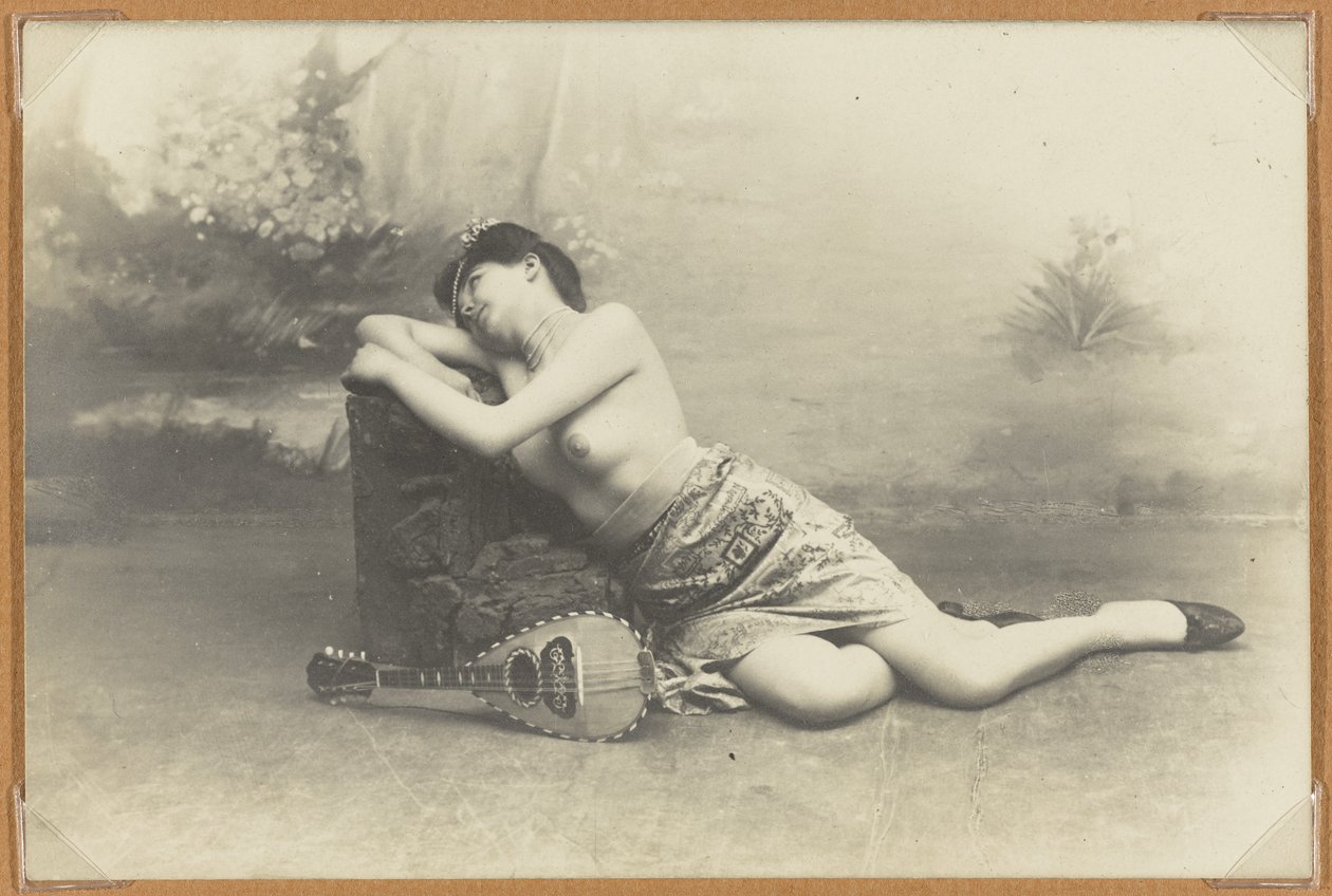 曼陀林斜倚的女人，c.1895（明胶银印） 作者 法国摄影师