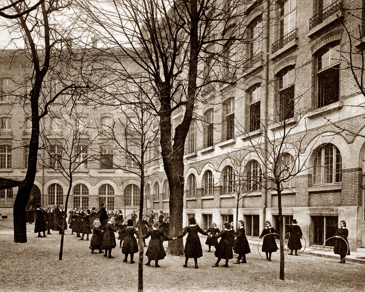 十九世纪末，1900年之前，巴黎的赛瑟瓦尔夫人学校（卡尔卡多-赛瑟瓦尔）的娱乐法庭（黑白照片 作者 法国摄影师