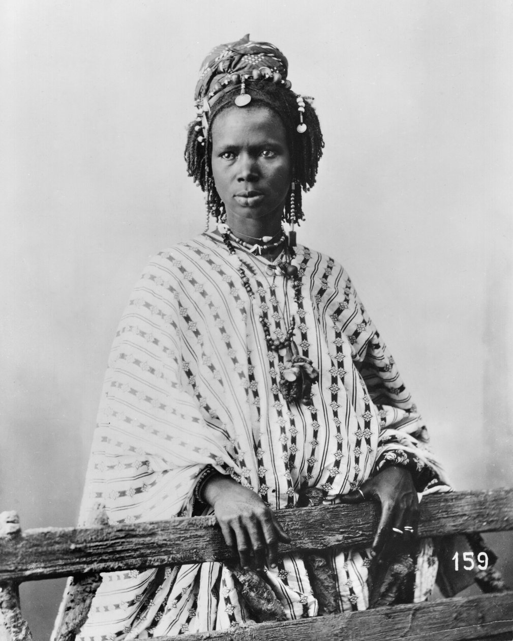 塞内加尔女人，c.1900（bw照片） 作者 法国摄影师