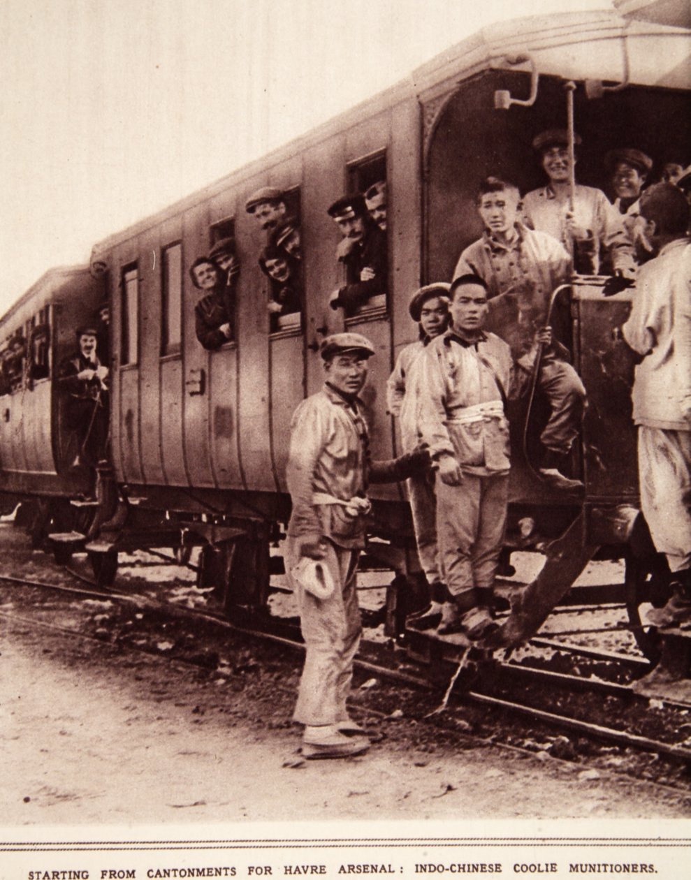 从哈弗尔阿森纳的军事演出开始：印度 - 中国苦力弹药，1916年9月的插图战争新闻插图（棕褐色照片） 作者 法国摄影师