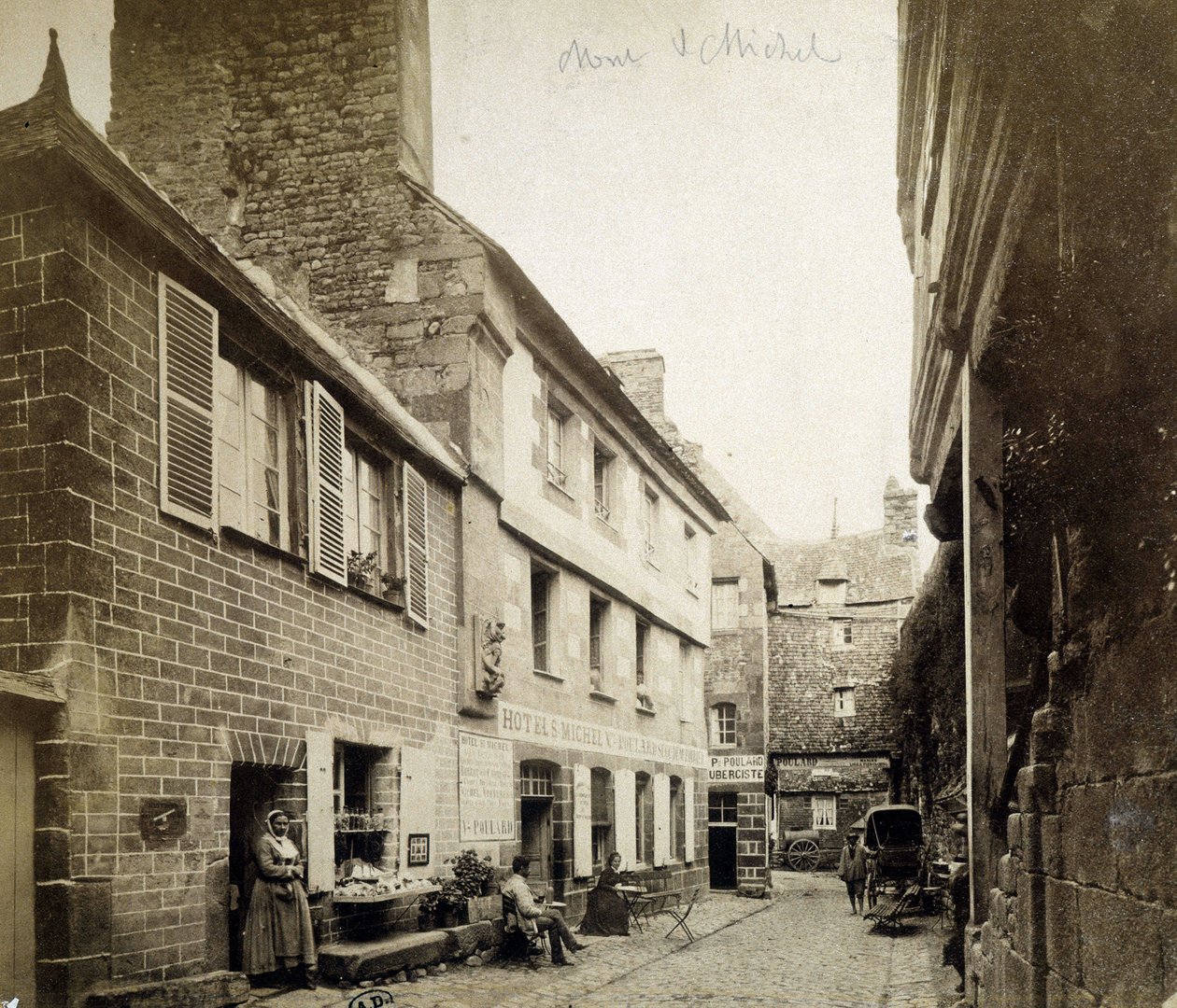 The hotel and the Poulard Inn at the entrance of Mont-Saint-Michel, late 19th century 作者 法国摄影师