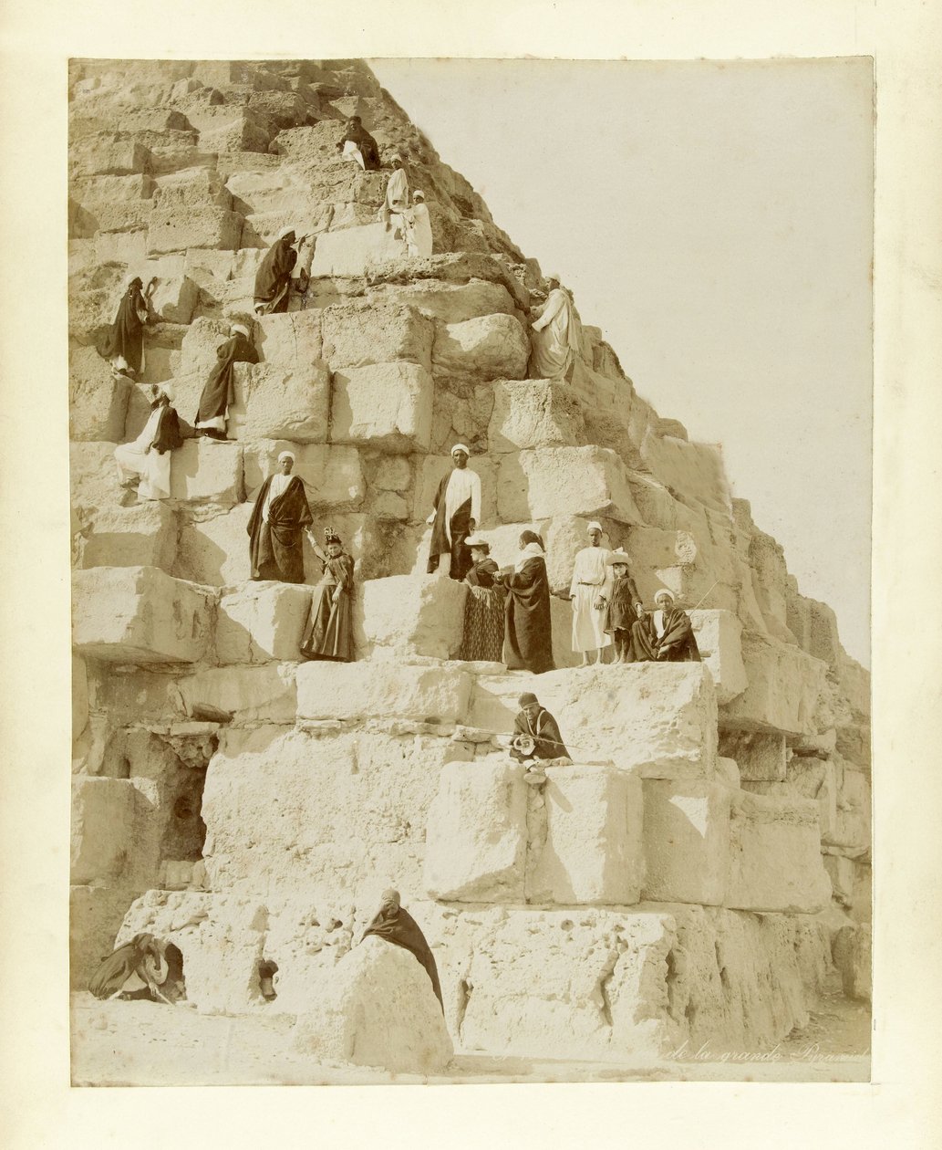 Tourists at the Great Pyramid of Giza 作者 法国摄影师