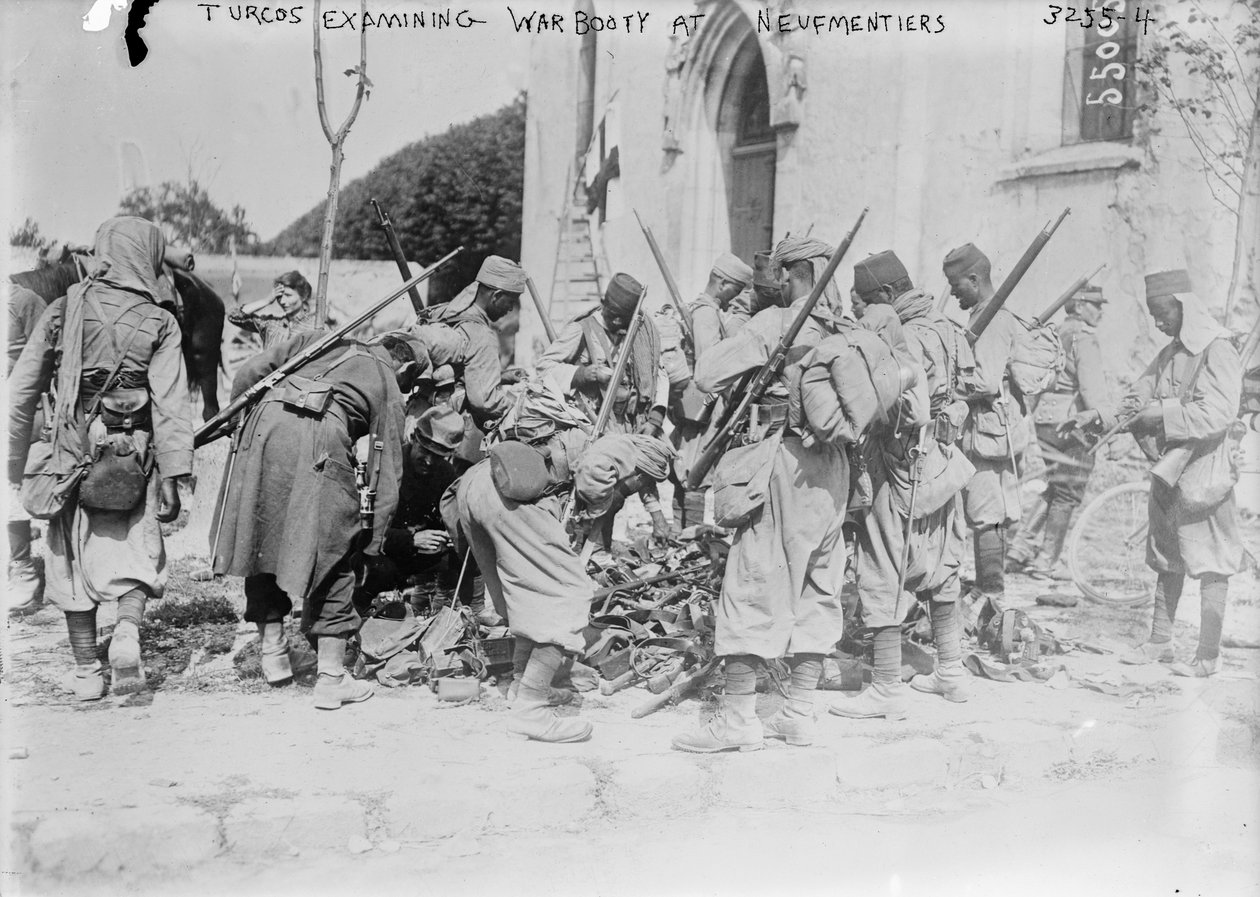 Turfs在Neufmentiers审查战争赃物，1914年（照片） 作者 法国摄影师
