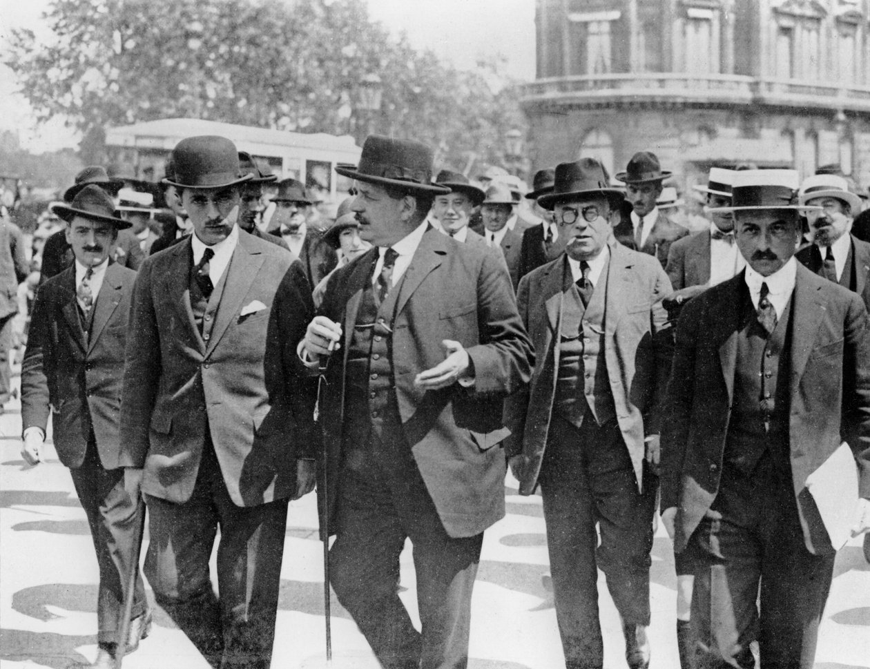 ÉdouardHerriot于1924年6月7日在Palais dOrsay举行的Cartel des Gauches会议后 作者 法国摄影师